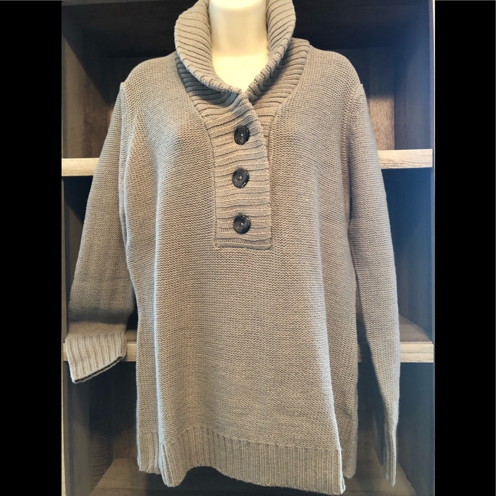 Women’s gray long sleeve sweater